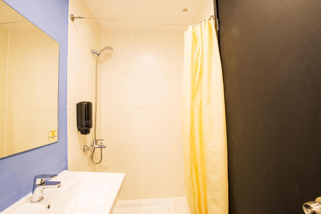 Tweepersoonskamer met 2 Aparte Bedden en Eigen Badkamer